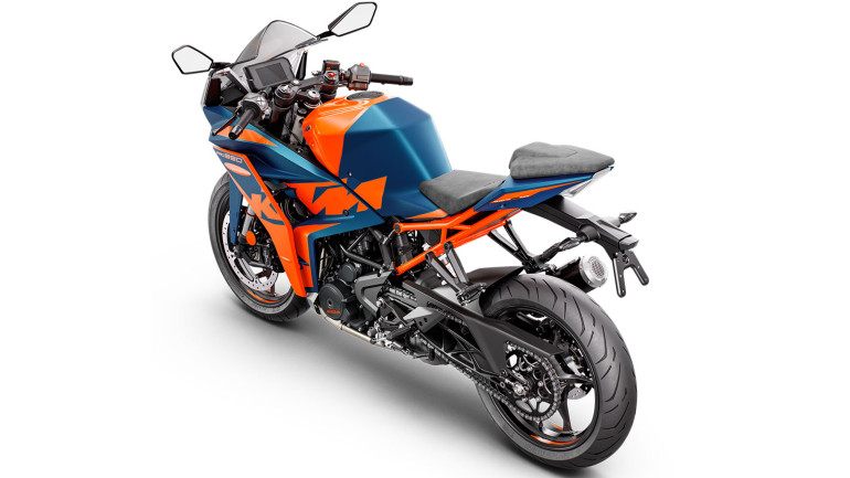 Το τιμόνι ρυθμίζεται κατά 10mm προς τα κάτω για ακόμα καλύτερη θέση οδήγησης στην πίστα.