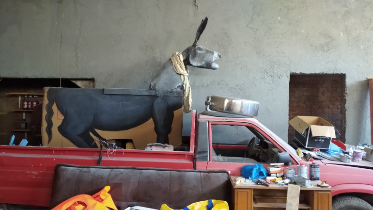 Τι δουλειά έχει ένας γάιδαρος στην αποθήκη του Χρήστου;