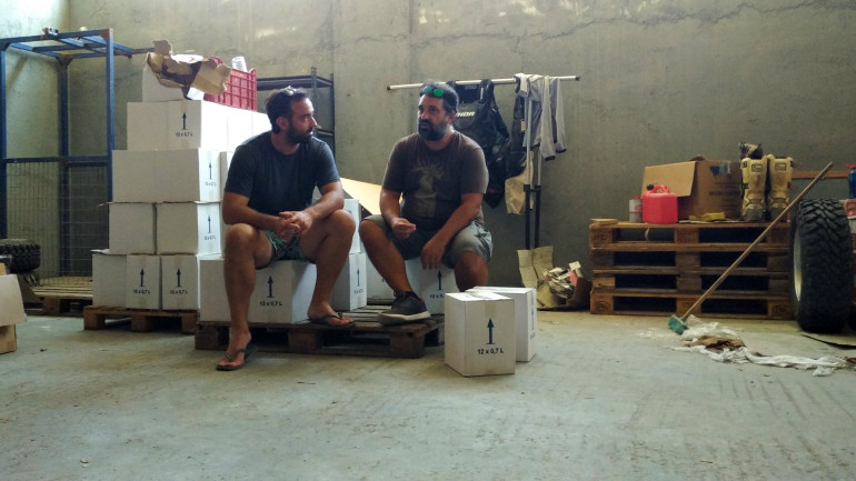 Απολαυστική συζήτηση με τον Χρήστο καθισμένοι σε κούτες ποτών!