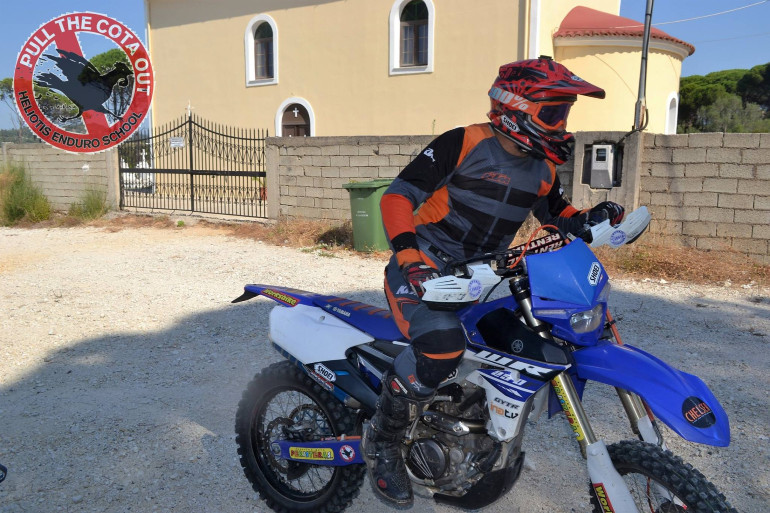 Μάθημα οδήγησης στο σχολείο του Χελιώτη! Εγγύηση...