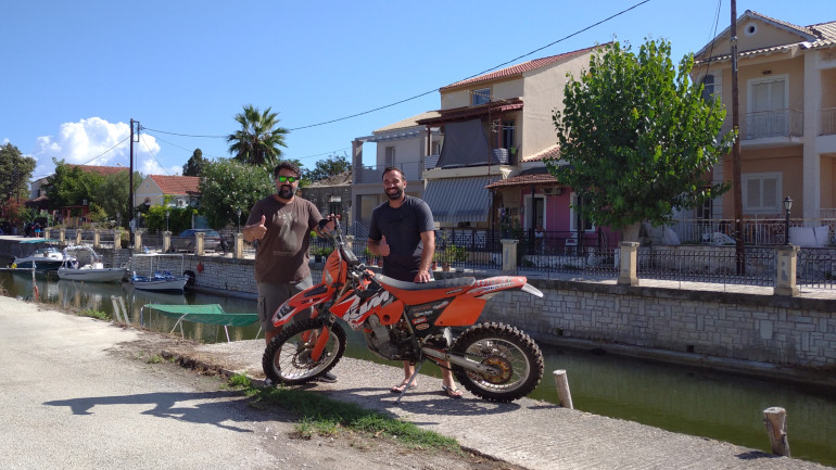 Μπροστά στο ποτάμι της αγαπημένης του Λευκίμμης.