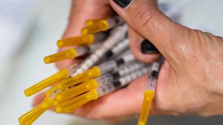 Γαλλία: Ξεκίνησε η εκστρατεία χορήγησης τρίτης δόσης του εμβολίου σε ηλικιωμένους και ευπαθείς ομάδες