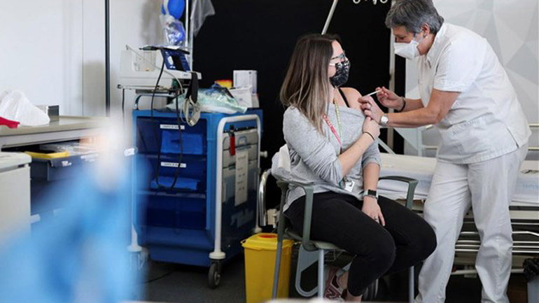 Πρωταθλήτρια στους εμβολιασμούς η Ισπανία, με ποσοστό που ξεπερνάει το 70%