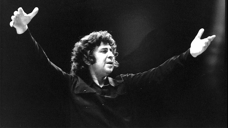 Κλίμα συγκίνησης έξω από το σπίτι του κορυφαίου δημιουργού Μίκη Θεοδωράκη