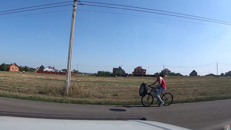 Ποδηλάτης εναντίον τροχού