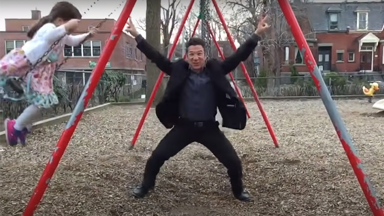 Μπαμπάς εκτελεί ένα κόλπο στις κούνιες