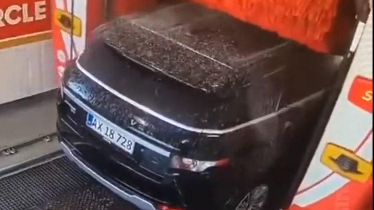 Μάλλον ήθελε να πλύνει και το πορτμπαγκάζ