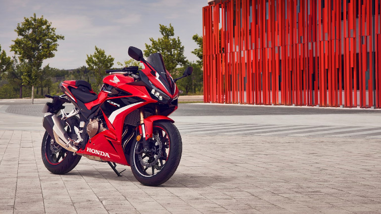 Οι νεότεροι αναβάτες προτιμούν το εξαιρετικό στυλ του CBR500R, που συνδυάζει σπορ οδήγηση και πρακτικότητα.