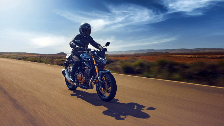 Το εμπρός ανεστραμμένο πιρούνι πηγαίνει υπέροχα στο γυμνό CB500F.