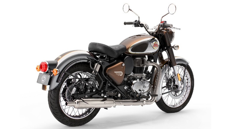 Το τιμόνι είναι φαρδύ και άνετο, ενώ υπάρχει προαιρετικά το Tripper σύστημα πλοηγού.