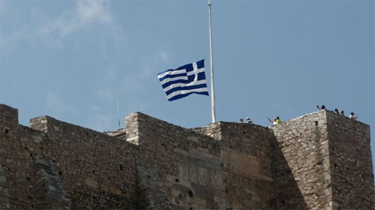 Μεσίστιες οι σημαίες και αναστολή δημόσιων εορταστικών εκδηλώσεων για τον θάνατο του Μ. Θεοδωράκη