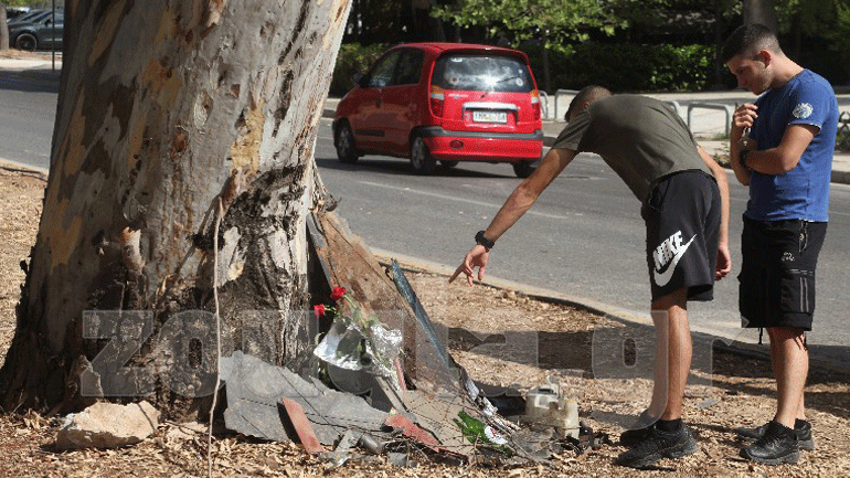 Mad Clip: Λουλούδια στον τόπο του τροχαίου αφήνουν οι θαυμαστές του