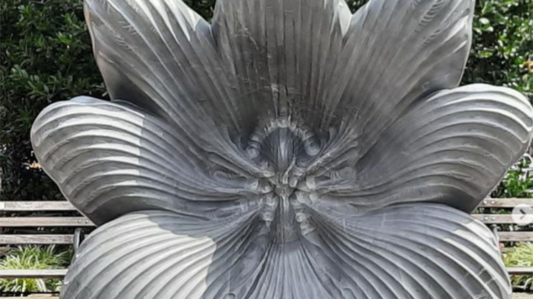 Οκτώ λουλούδια από μάρμαρο ανθούν στο Μπρόντγουεϊ