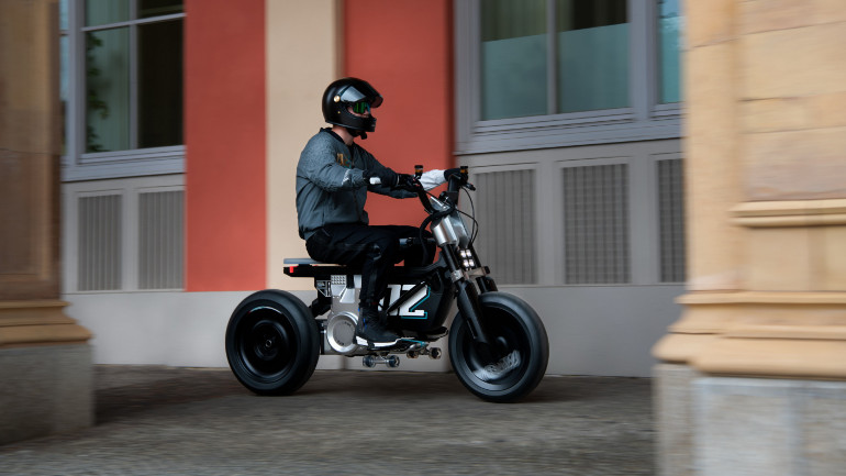 Το CE-02 είναι από τα πλέον φουτουριστικά μοντέλα που έχει σχεδιάσει η BMW.