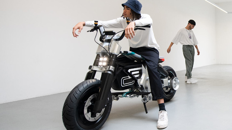 Μαζί με το scooter η BMW παρουσίασε και μια σειρά ρουχισμού κατάλληλη για το scooter.