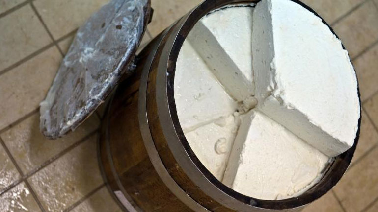 Παραπέμπονται 13 τυροκομεία για φέτα με… ολίγον γάλα