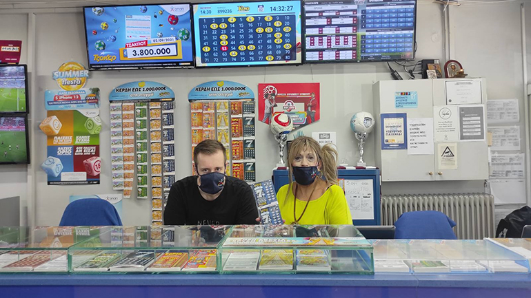 ΣΚΡΑΤΣ: Εμπιστεύτηκε το χέρι ιδιοκτήτριας πρακτορείου ΟΠΑΠ και κέρδισε 200.000 ευρώ