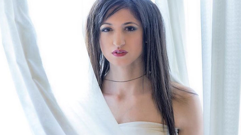 Η Pavlina Styl στον κήπο του Νομισματικού Μουσείου Αθηνών