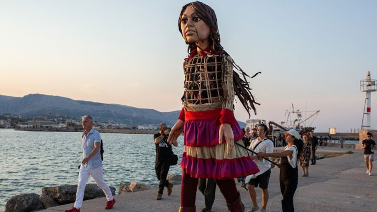 H μικρή Αμάλ αποχαιρετά την Ελλάδα από το Δημοτικό Θέατρο Πειραιά