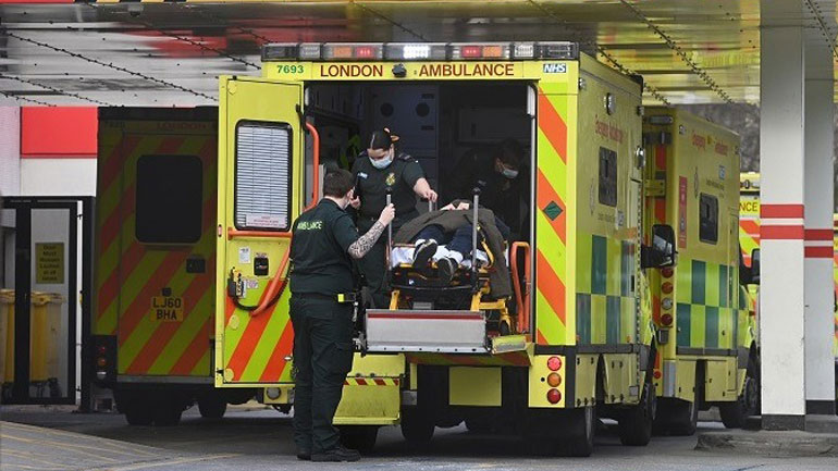 Βρετανία: Τέσσερις αστυνομικοί τραυματίστηκαν σε συγκρούσεις με διαδηλωτές που είναι κατά των εμβολίων