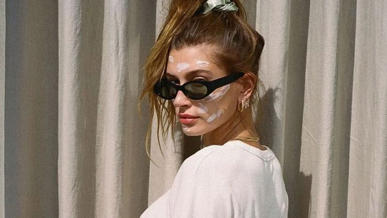 To beauty secret της Hailey Bieber για λαμπερή επιδερμίδα μετά τις διακοπές