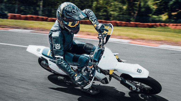 Η Husqvarna κρατάει ψηλά τη σημαία των supermoto