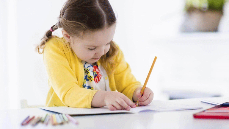 Πώς να μάθετε στο παιδί σας να κρατά σωστά το μολύβι