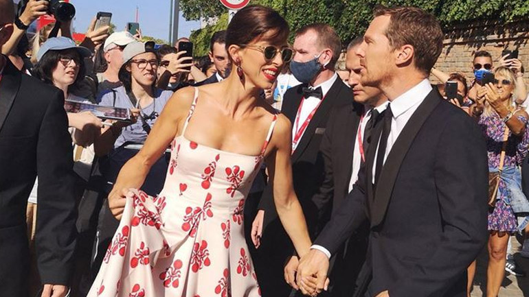 Το ρομαντικό φόρεμα της Sophie Hunter στο Φεστιβάλ Βενετίας που κολακεύει ιδιαίτερα τις γυναικείες καμπύλες