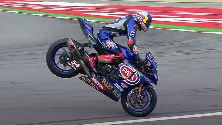 Ο θεαματικός Τούρκος αναβάτης Superbikes τερματίζει αγώνα με endo!