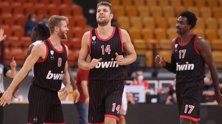 Ο Ολυμπιακός πήρε την πρώτη θέση, νίκησε 98-93 τη Μονακό