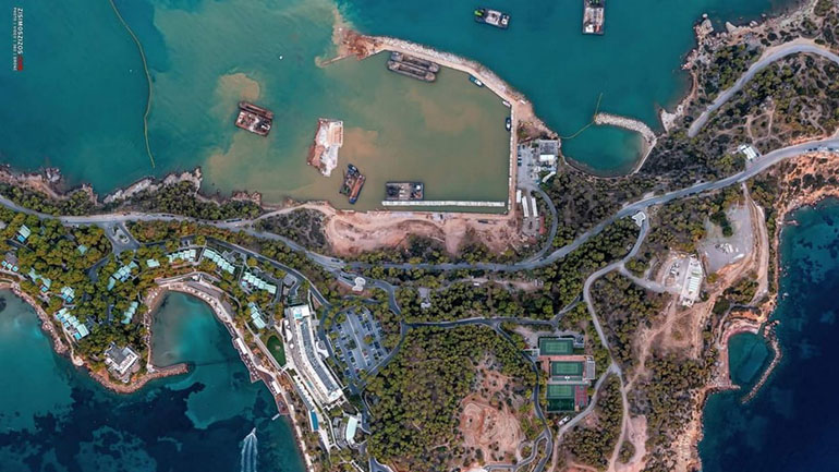 Ο όρμος της Βουλιαγμένης έχει μετατραπεί σε λασπότοπο από τα έργα της μαρίνας – Τι λέει ο Δήμος