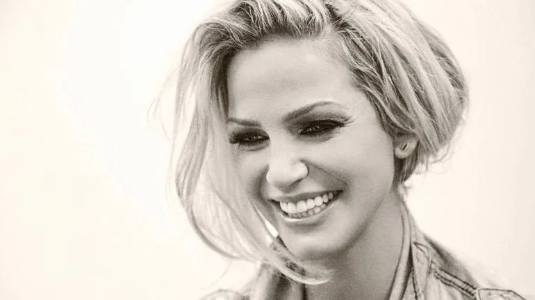 Πέθανε η ηθοποιός και τραγουδίστρια Σάρα Χάρντινγκ