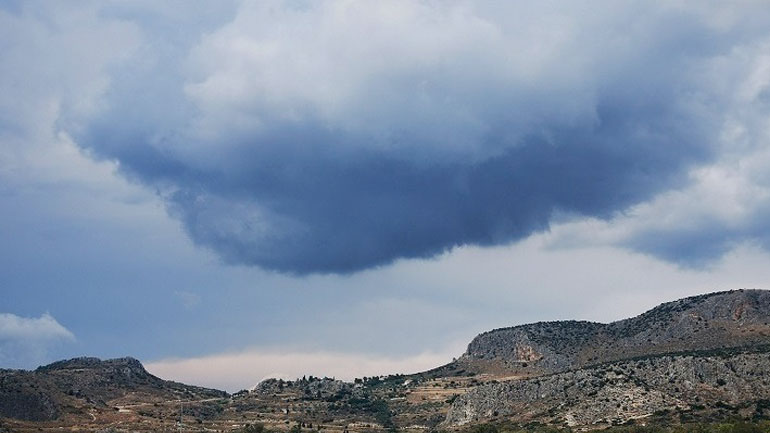 Τοπικές βροχές την Τρίτη με μικρή πτώση της θερμοκρασίας