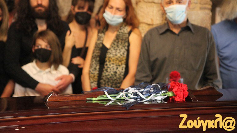 Παράταση του λαϊκού προσκυνήματος για τον Μίκη Θεοδωράκη κατά μία ώρα Παράταση του λαϊκού προσκυνήματος για τον Μίκη Θεοδωράκη κατά μία ώρα