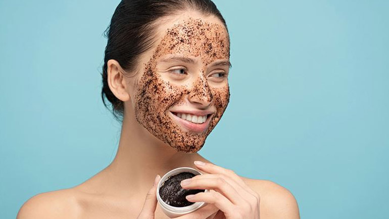 Homemade scrub προσώπου με καφέ για να αποτοξινώσετε την επιδερμίδα σας μετά τις διακοπές