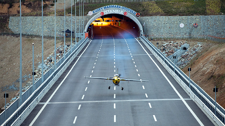 Αεροπλάνο πετά σε σήραγγα με 245 χλμ./ώρα