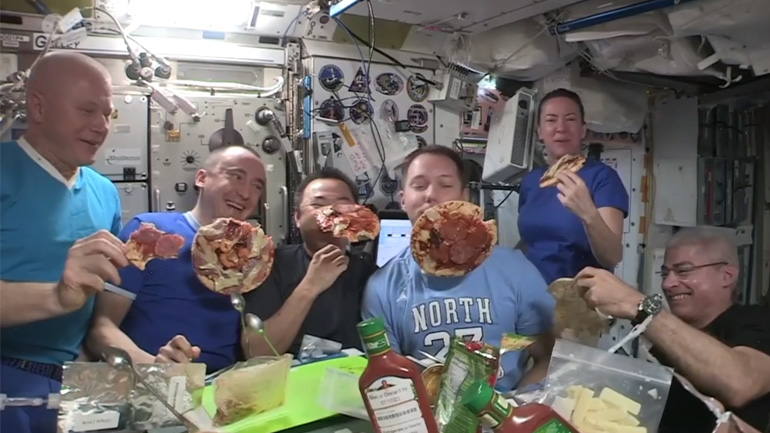 Βραδιά πίτσας στον ISS