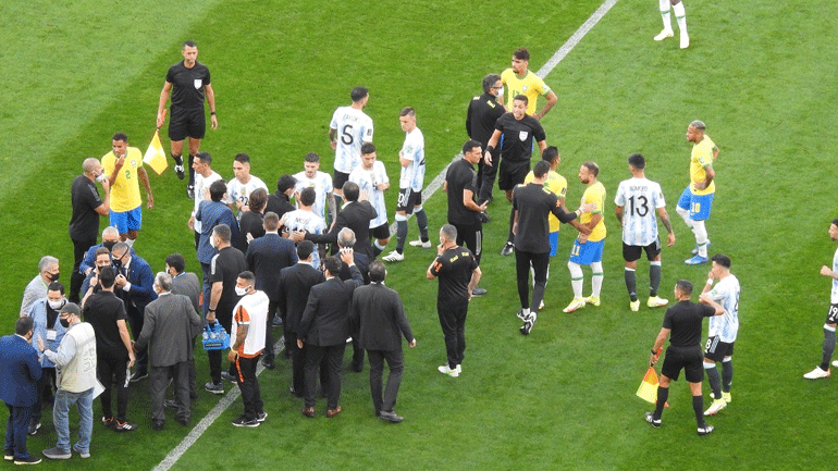 Οριστική διακοπή του αγώνα Βραζιλία-Αργεντινή μετά την έφοδο των βραζιλιάνικων υγειονομικών αρχών Οριστική διακοπή του αγώνα Βραζιλία-Αργεντινή μετά την έφοδο των βραζιλιάνικων υγειονομικών αρχών