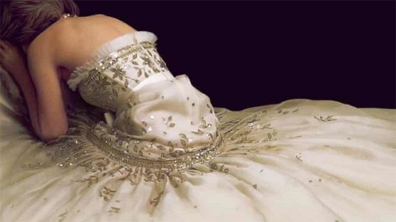 Μυστικά πίσω από το φόρεμα της Κρίστεν Στιούαρτ στην αφίσα της ταινίας «Σπένσερ»