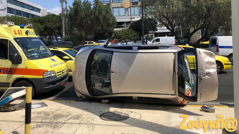 Σοβαρό τροχαίο ατύχημα στη Γλυφάδα – Αναποδογύρισε ΙΧ