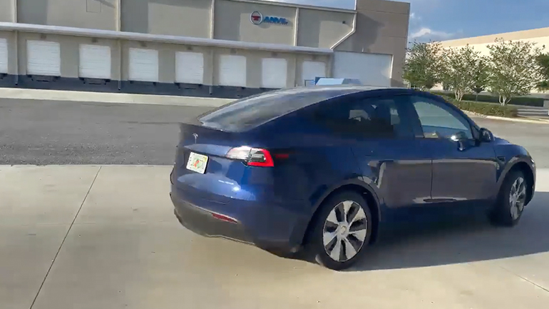 Έδωσε το Tesla στον φίλο του να κάνει μια βόλτα