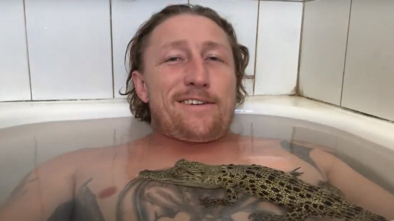 Άνδρας κάνει μπάνιο με τον κροκόδειλό του