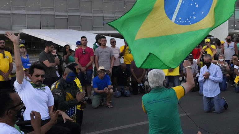 Βραζιλία: Οπαδοί του προέδρου έσπασαν την περίμετρο ασφαλείας της αστυνομίας στην Μπραζίλια