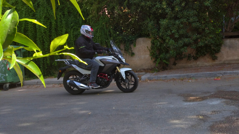 Όρθια θέση οδήγησης που σε βάζει "μέσα" στη μοτοσικλέτα.