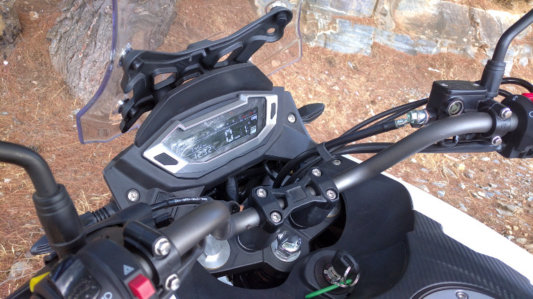 LCD οθόνη πληροφοριών με αρκετές ενδείξεις.