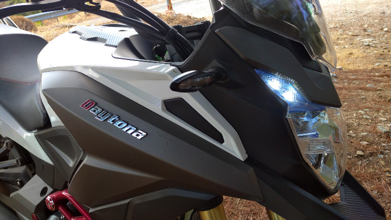 Το εμπρός φωτιστικό σώμα διαθέτει και DRL φώτα ημέρας τεχνολογίας LED.