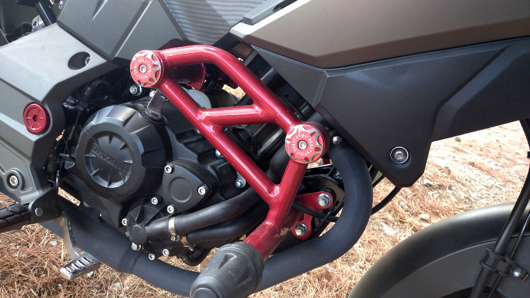 Έξυπνη χρήση των προστατευτικών μανιταριών πάνω στο κόκκινο χωροδικτύωμα.