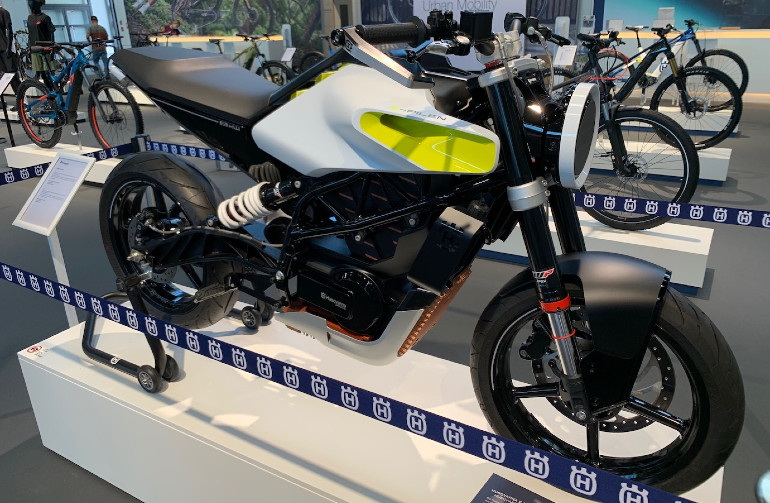 Το e-Pilen ανήκει στην οικογένεια των Vitpilen με σαφώς πιο φουτουριστικές λεπτομέρειες.