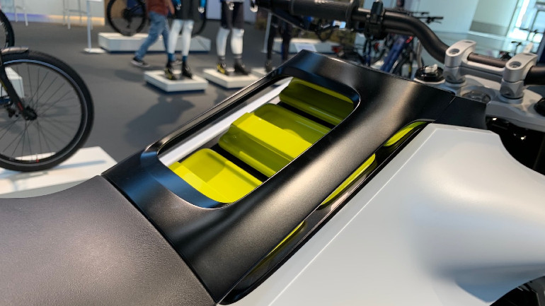 Οι τρεις αποσπώμενες μπαταρίες έχουν τις τεχνικές προδιαγραφές του μνημονίου συνεργασίας των Honda, Yamaha, KTM και Piaggio.