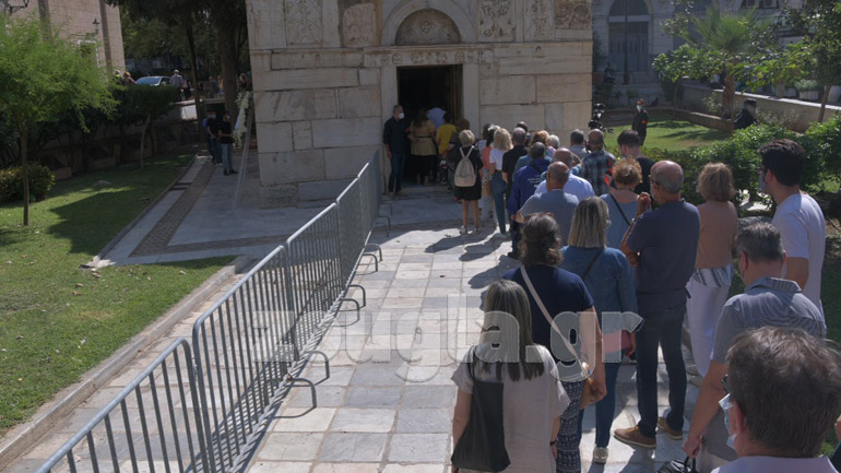 Συνεχίζεται το λαϊκό προσκύνημα στη Μητρόπολη για τον Μίκη Θεοδωράκη